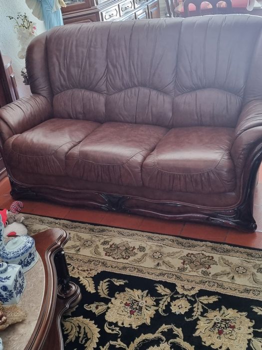 3 sofás em couro, sendo o de 3 lugares sofá cama