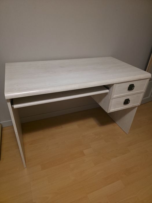 Письмовий стіл з підставкою під клавіатуру