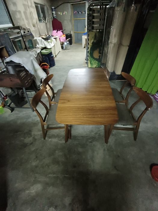 Mesa e cadeiras em madeira