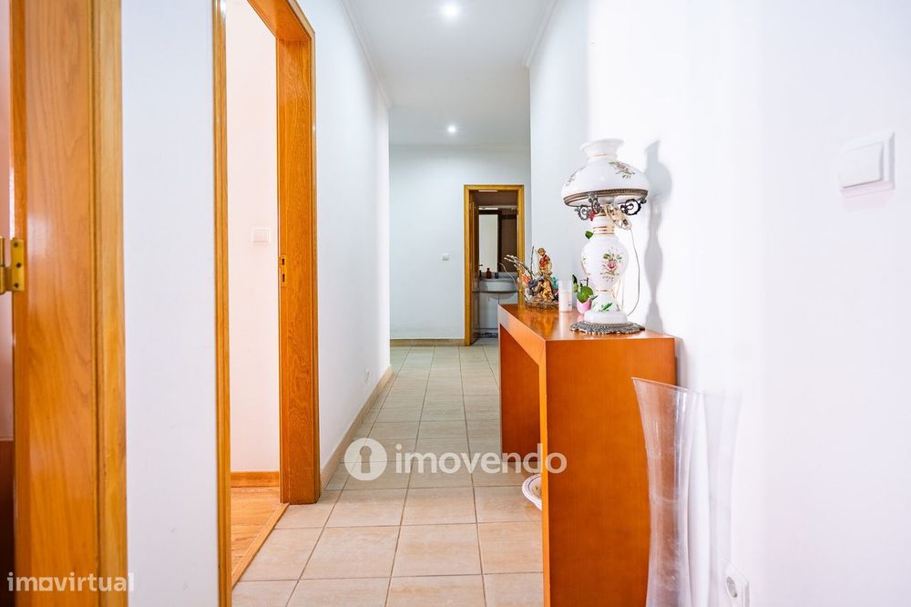 Apartamento T3 com áreas amplas, varandas e arrecadação, em Alverca