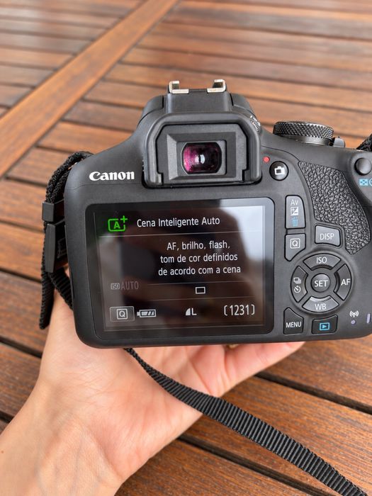 Canon EOS 2000D + objetiva 18–55 mm + mala e acessórios