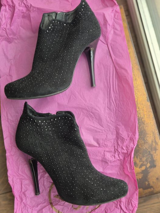 Взуття жіноче. Туфлі та чобітки. Натуральні замша та шкіра .