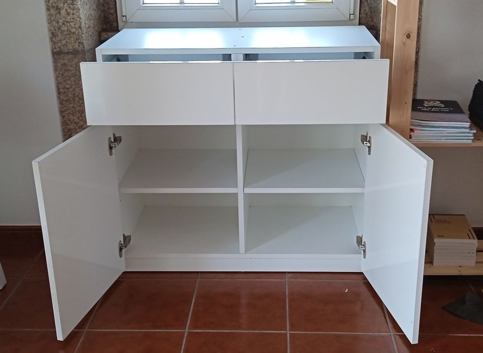 Móvel com 2 gavetas e 2 portas com prateleiras. Usado,.