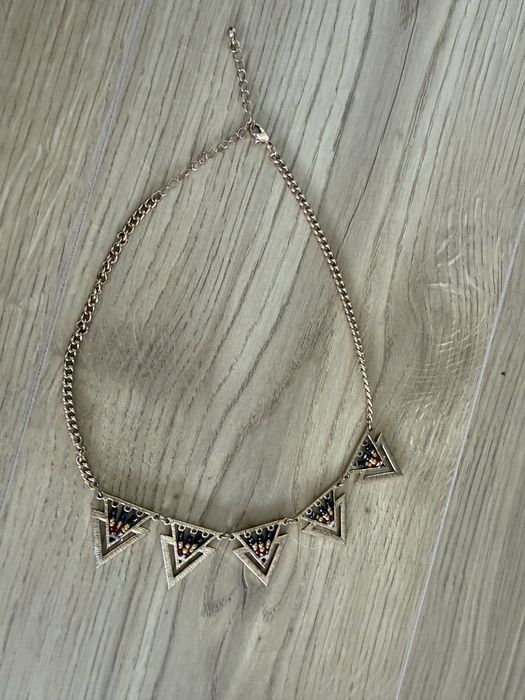 Colar statement dourado com triângulos e missangas