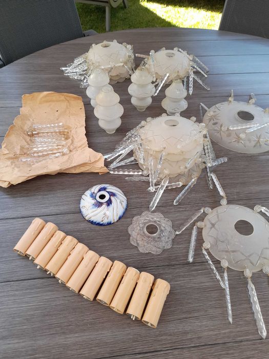 Peças de candeeiro (lustre) antigo em vidro e porcelana