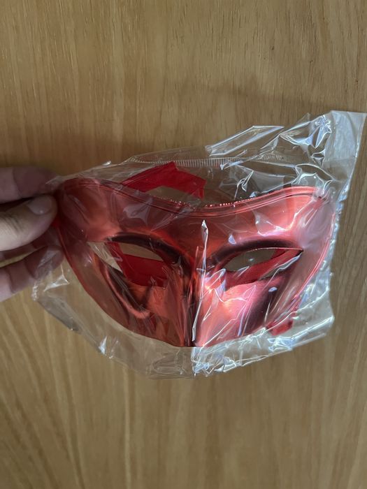 Mascaras vermelhas, cinza, vermelhas