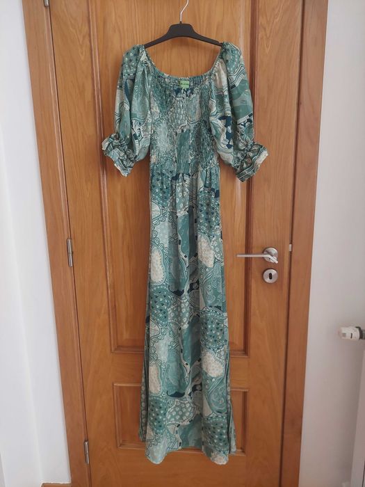 Vestido com padrão verde claro, detalhes em dourado, comprido, M, NOVO