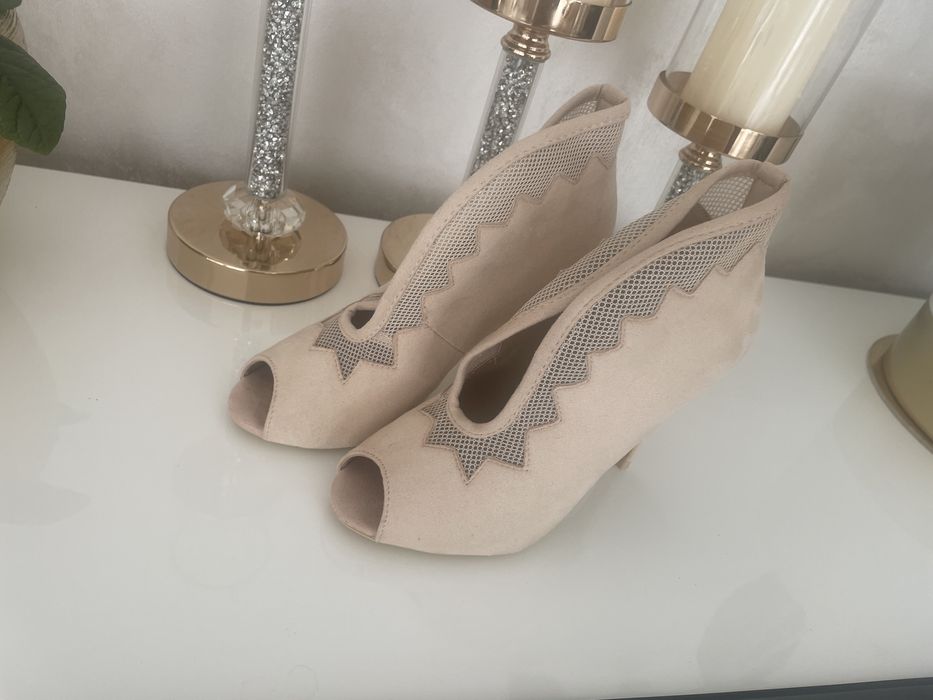 Beżowe botki z odkrytymi palcami