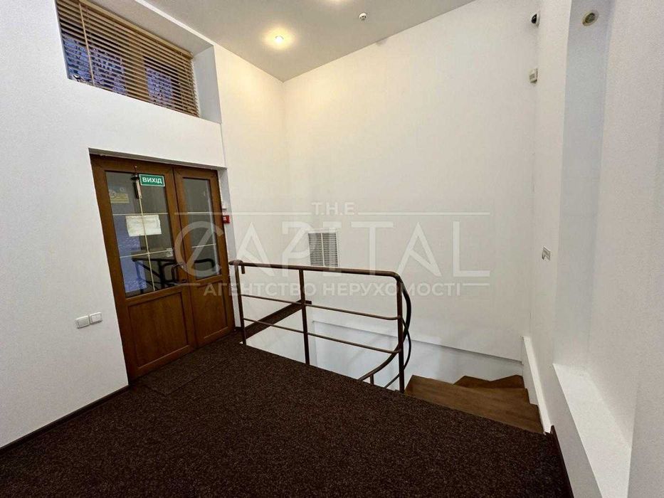 Продаж фасадного приміщення Грушевського Печерськ Центр метро Київ