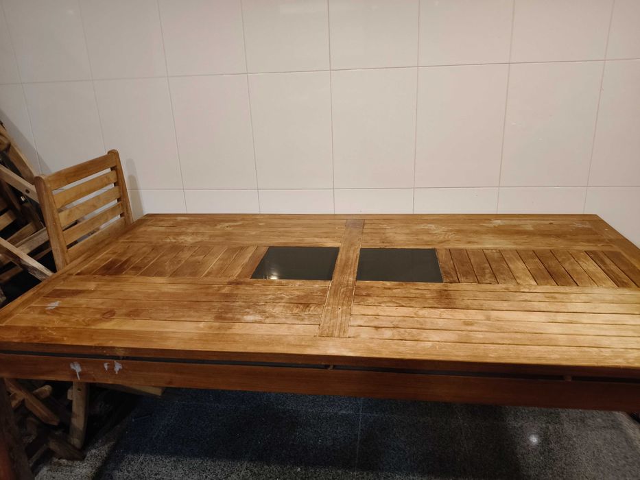 Mesa de madeira exterior