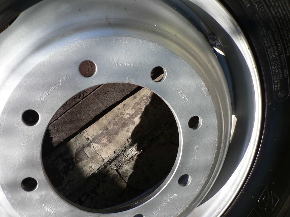 Opona z felgą 10 R / 22,5 - nowa