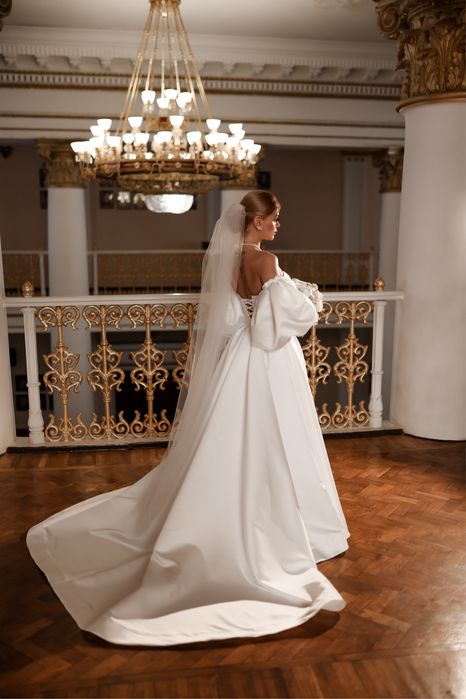 Весільна сукня  з шлейфом біла