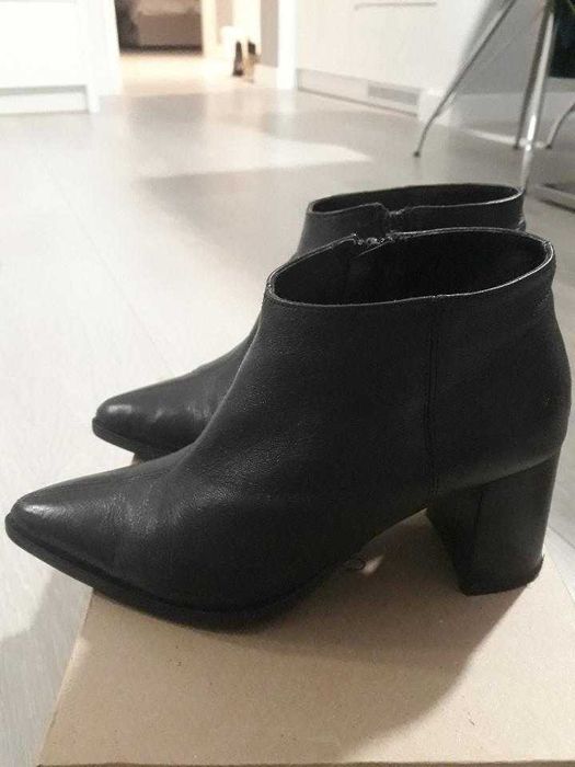 Skórzane nieocieplane botki marki Lasocki