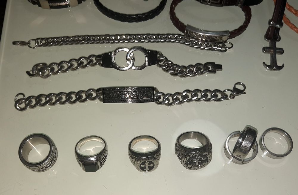 Anéis, pulseiras e medalhas para colares