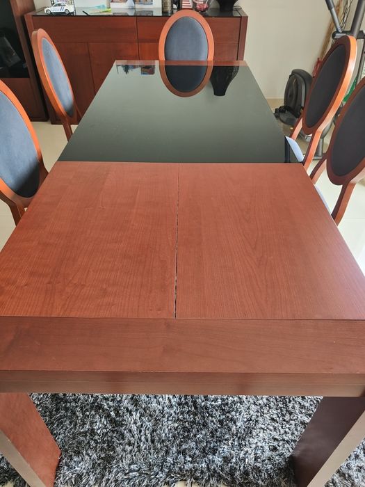 Mobilia de sala em madeira e vidro preto