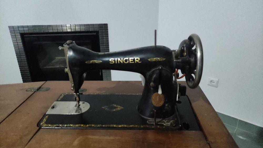 Máquina de costura Singer antiga com móvel e motor