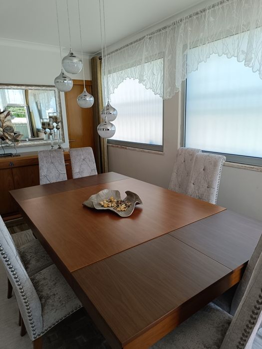 Mesa de Sala de Jantar (em bom estado)