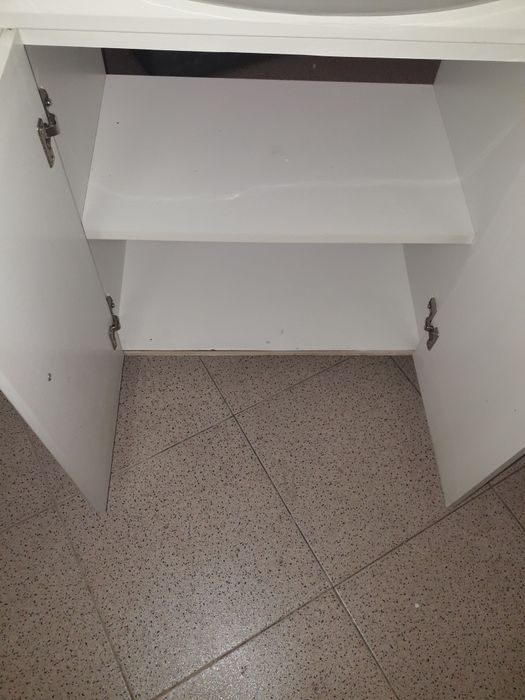 Movel casa de banho com lavatório.