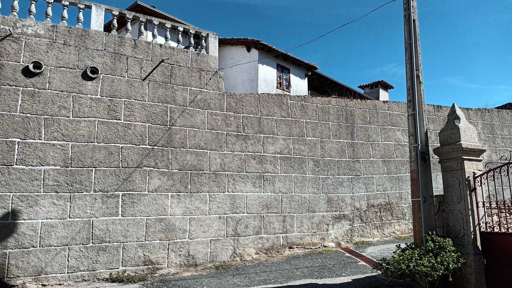 Vende-se moradia no centro de Rebordelo (Bragança)