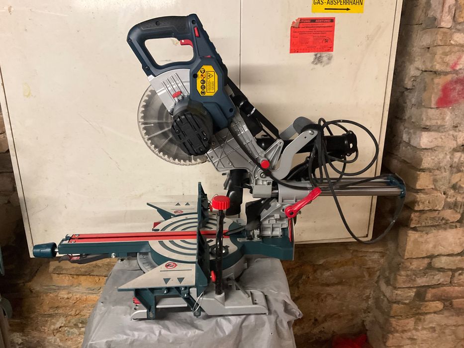 Piła ukosnica Bosch  Professional  GCM  8  SJL. 1600 W