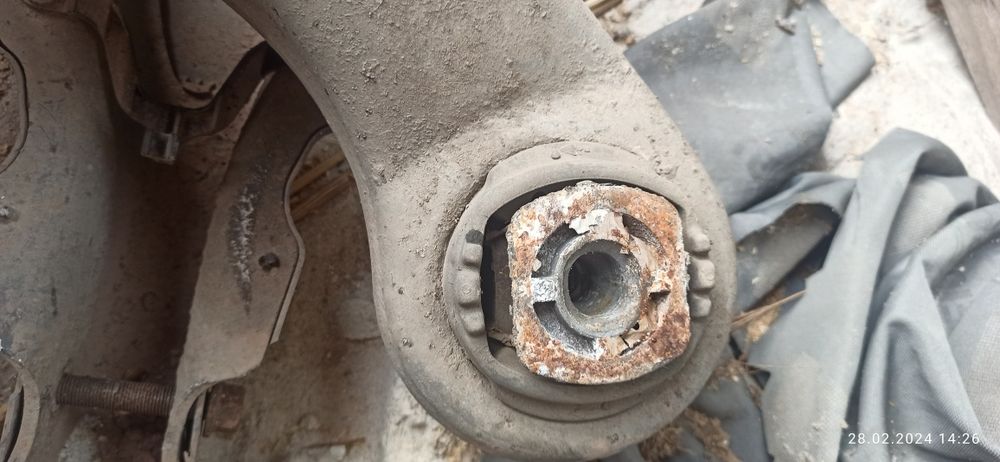 Мерседес 220 підрамник