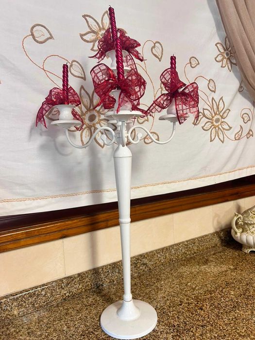 Castiçal branco com decoração a vermelho