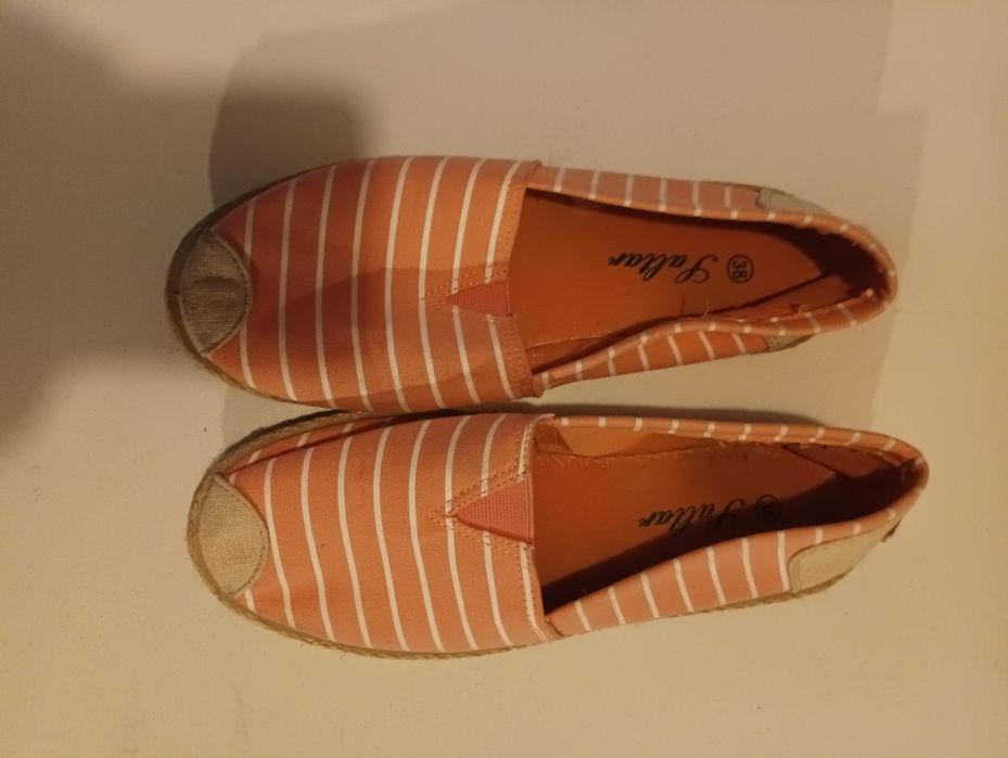 Alpercatas em rosa às riscas em branco,de marca Saltar, tamanho 38