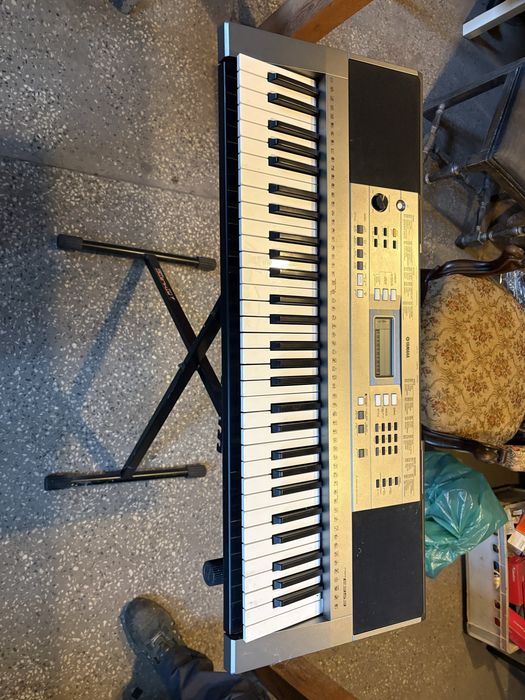 Keyboard Yamaha ze statywem