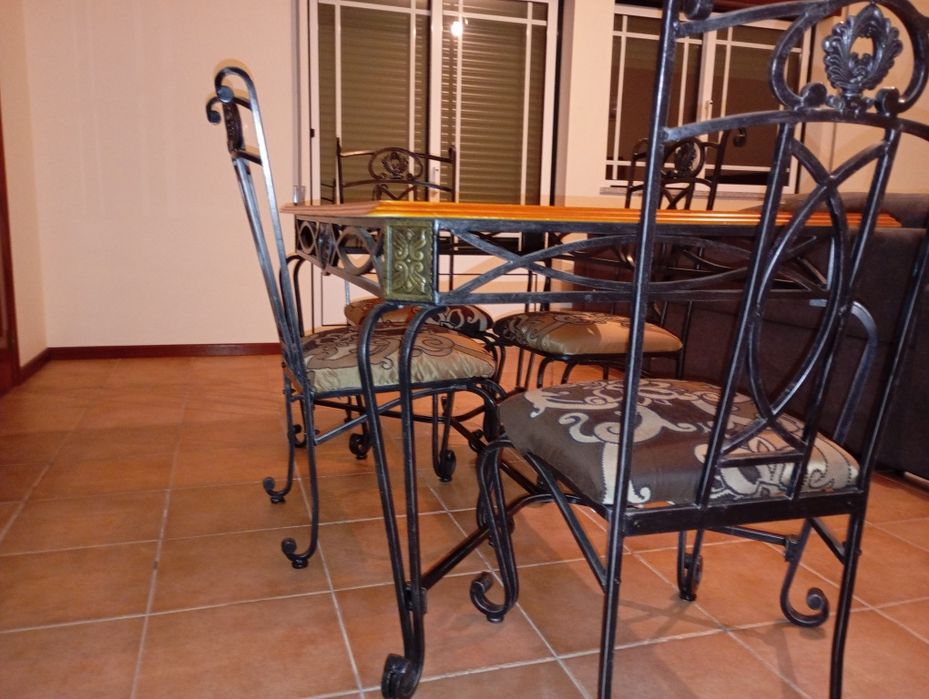 Mesa + 4 cadeiras de ferro