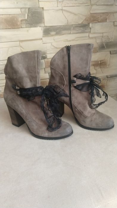 Buty damskie na obcasie 39/40