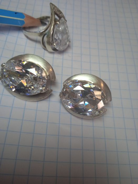 Продам бу срібні сережки,кульчики,каблучка з великим каменем