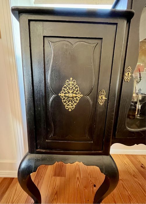 Aparador de madeira preta