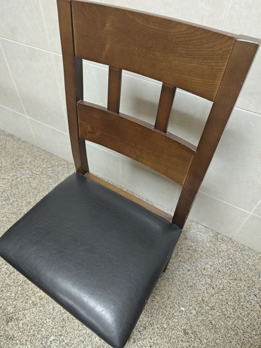 Conjunto  mesa em granito e carvalho maciço + 10 cadeiras madeira maciça 
A mesa e as cadeiras estão em bom estado de conservação. 
2000 € negociavel
