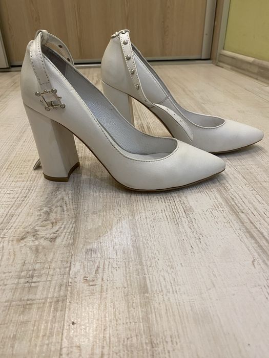 Шкіряні туфлі на каблуку білі