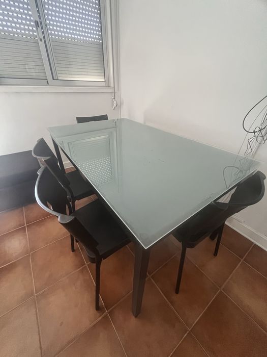 Mesa com vidro e cadeiras