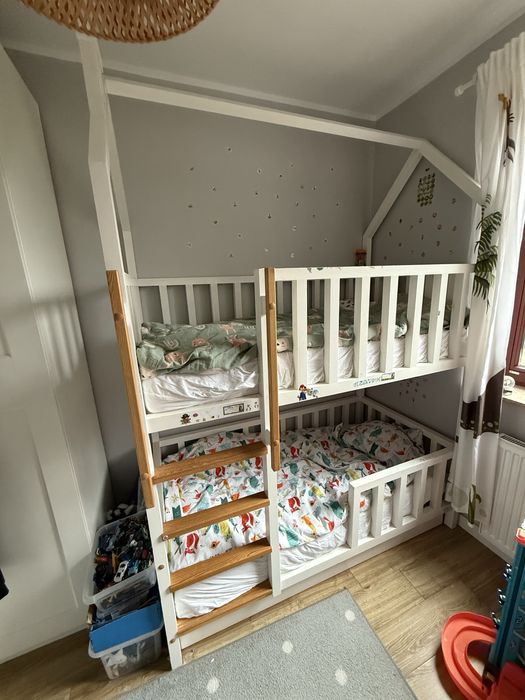 Drewniane łóżko piętrowe domek + dwa materace