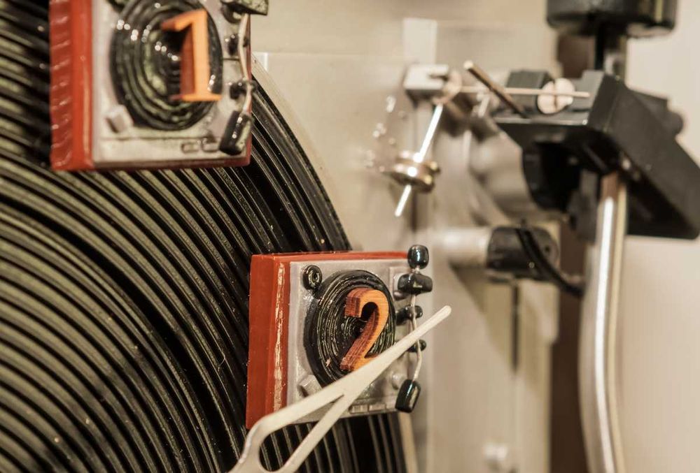 Настенные часы ручной работы "ВИНИЛ-2" продажа/обмен