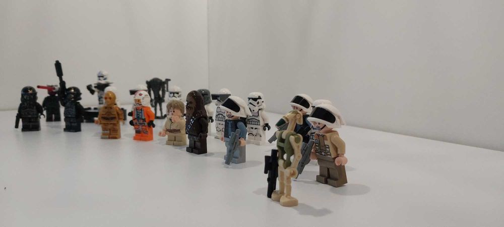 Sprzedaje 20  minifigurrek lego star wars