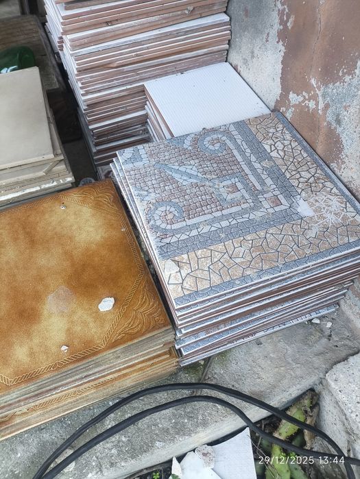 Lote de sobras de cerâmica e azulejos – vários modelos