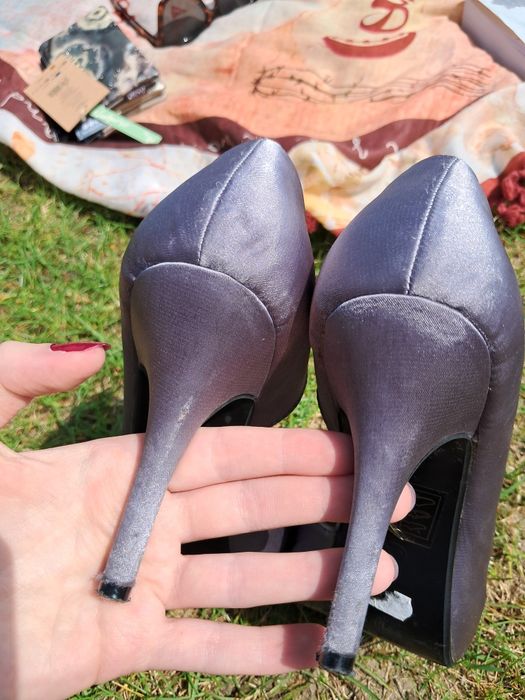 Satynowe buty na obcasie, Morano