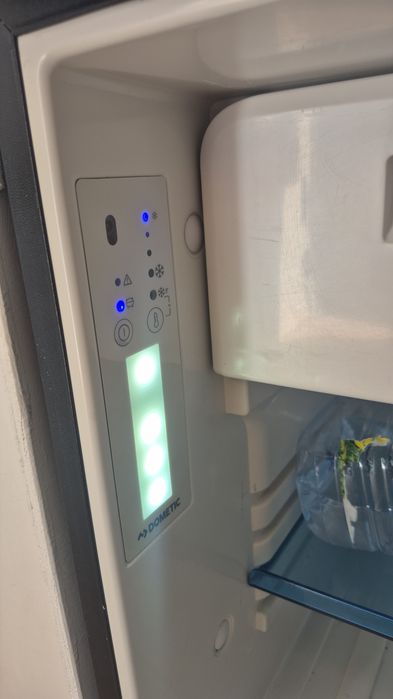 Frigorífico Dometic crx 50 (não faz frio  tem uma pequena fuga)