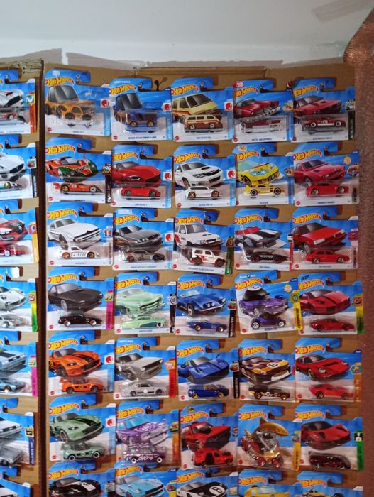 Kolekcja samochodzików Hot Wheels i Matchbox 153 sztuki