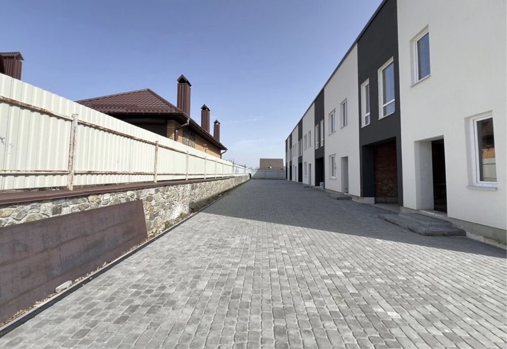 Продам сучасний таунхаус з гаражем