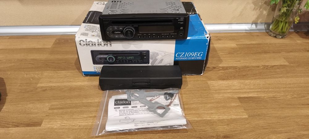 Nowe radio Clarion CZ109eg , CD/MP3 AUX , zielone podświetlenie 1xRCA