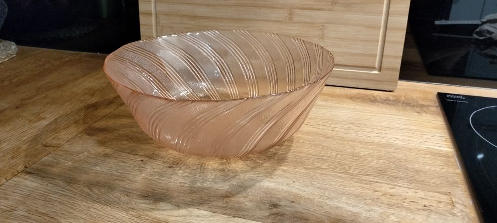 Szklana misa w odcieniu brzoskwini