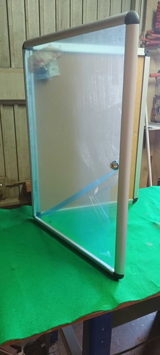 Quadro de aviso de condomínio com porta e fechadura