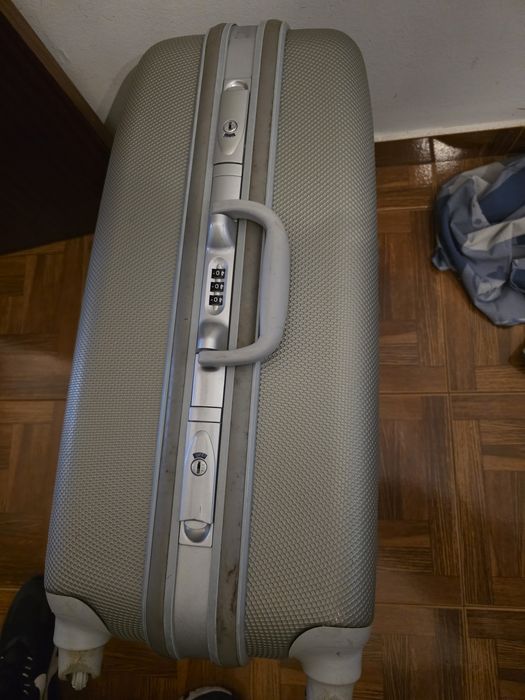 Mala de viagem prateada