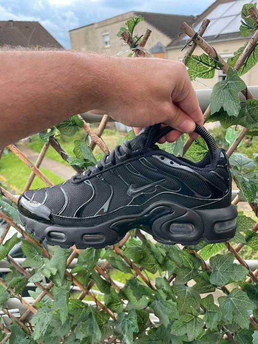 Stealthy Sophistication Nike Air Max Plus TN Black Edition 40