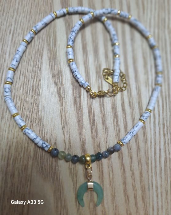 Mowy choker z chowlitu z naszyjnikiem z labradorutu