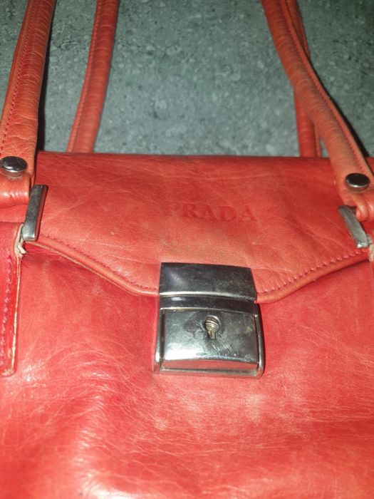 Czerwona torebka skórzana w stylu Prada – elegancka i pojemna